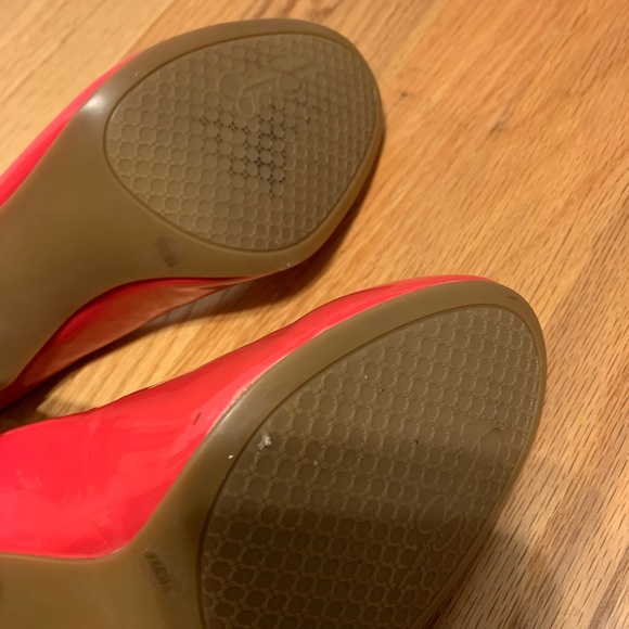 Jessica Simpson pink patent round toe heels - Picture 3 of 5